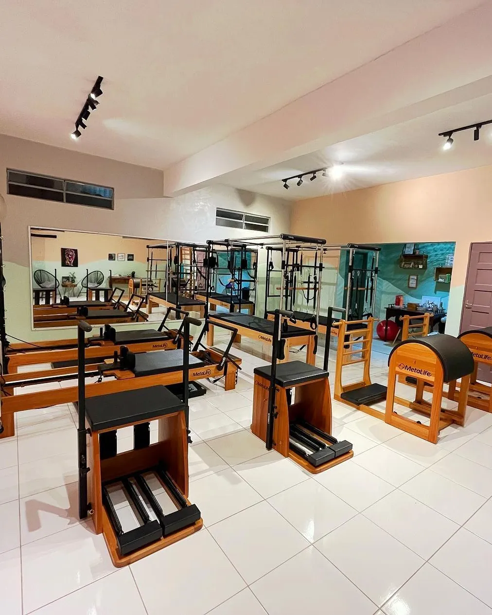 Sala do Nogueira Pilates com reformers, chairs e barris de Pilates
